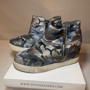 Girls Steven Madden JWanda Hidden Wedge Bootie Camo Size 4